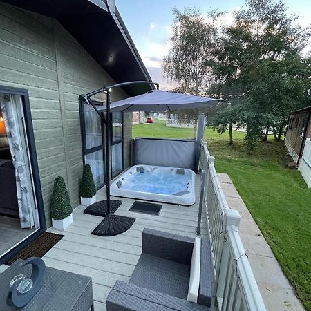 Reynards Retreat Lodge With Hot Tub Barmby on the Moor Exterior foto