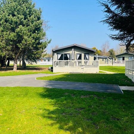 Reynards Retreat Lodge With Hot Tub Barmby on the Moor Exterior foto
