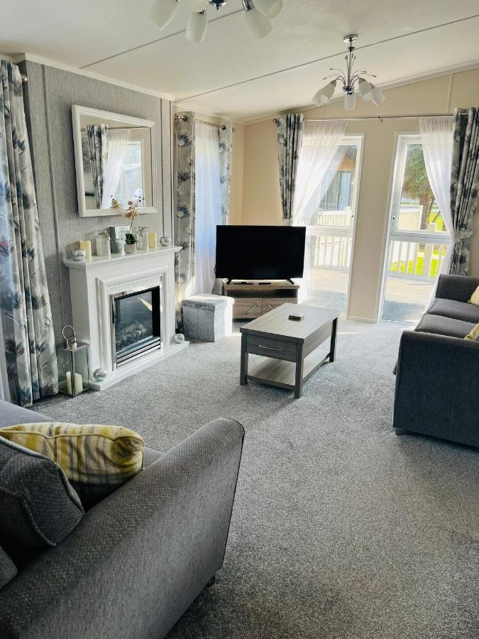 Reynards Retreat Lodge With Hot Tub Barmby on the Moor Exterior foto